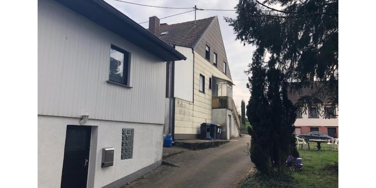 2 Häuser,4 Garagen in Hüttigweiler auf 890 qm Grundstück 7 zimmer