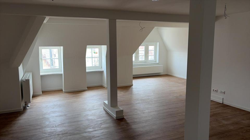 Dachgeschoßwohnung Cottbus - 3 Zimmer, 97 m&sup2;, 1.150&euro; | Angebot:26443930