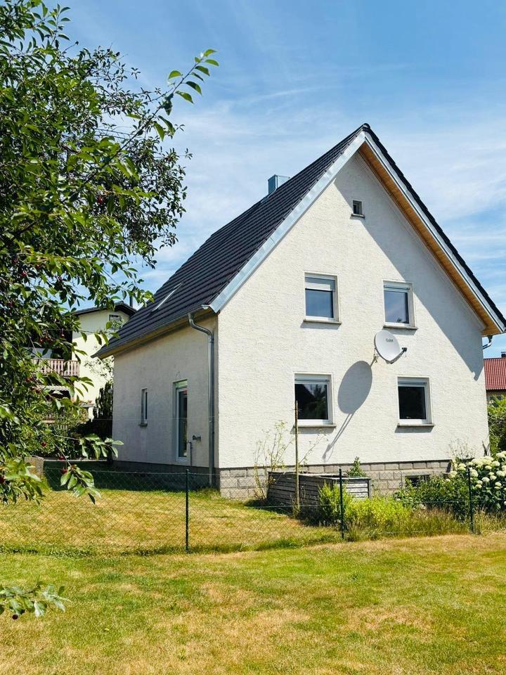 Zweifamilienhaus mit Garten, 2 Garagen und Vollkeller