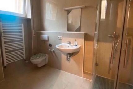 Schöne 2,5 Zimmerwohnung 70 qm , großzügige Wohnküche + Balkon