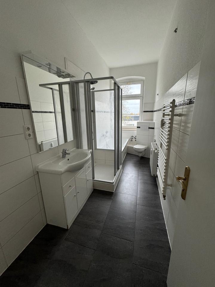 3-Zimmer Wohnung - Altbau mit Einbauküche u. Badewanne