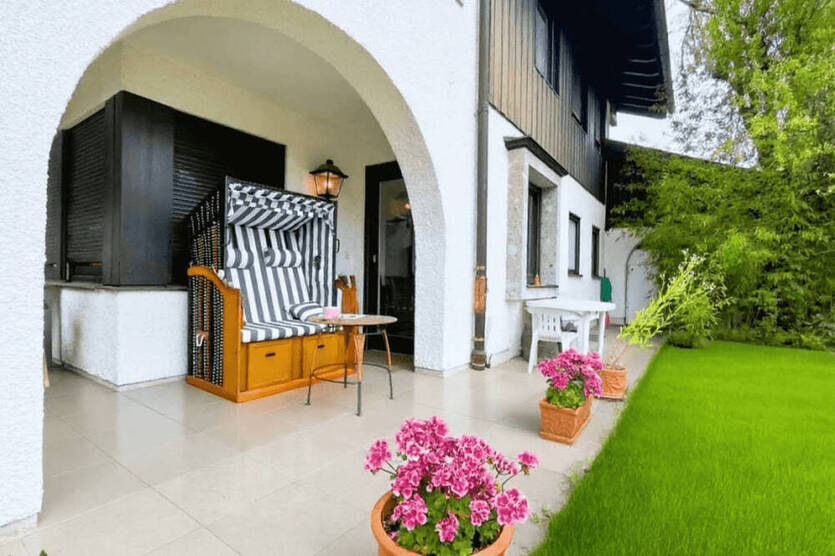 Charmantes, vermietetes Doppelhaus für zwei Familien mit großem Garten und viel Potential