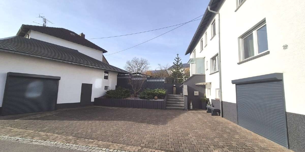 Großzügiges Wohnen für zwei Generationen: Poolbereich mit Poolbar und barrierefreiem EG - Zweifamilienhaus Katzweiler | Angebot:27131010