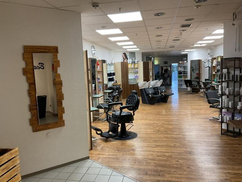 Voll ausgestatteter Friseursalon im Ertl-Zentrum Hallstadt zu vermieten! zimmer
