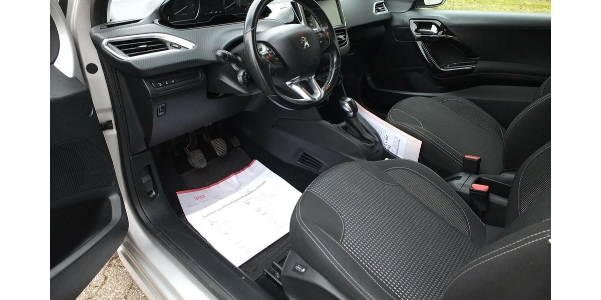 Peugeot 208 1.2 PURE TECH ALLURE KLIMAPDC SHZ SPORT LMF 98.599 km 7.500 &euro; Köln 50858