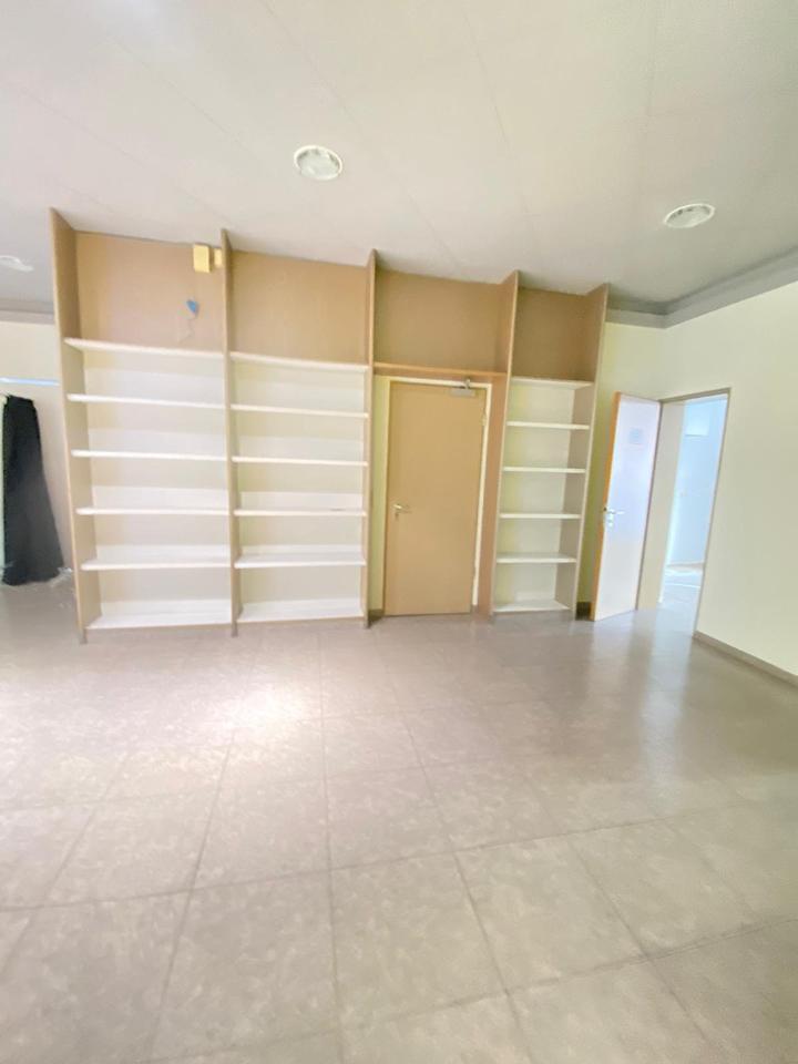 Sehr großzügige Laden Büroräume direkt im Zentrum