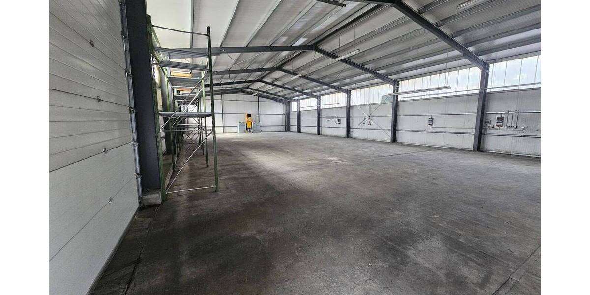 Pfeilerfreie Lagerhalle mit 2 Rolltoren, Büro, Lager, Teeküche, WC & zusätzl. Freifläche zimmer