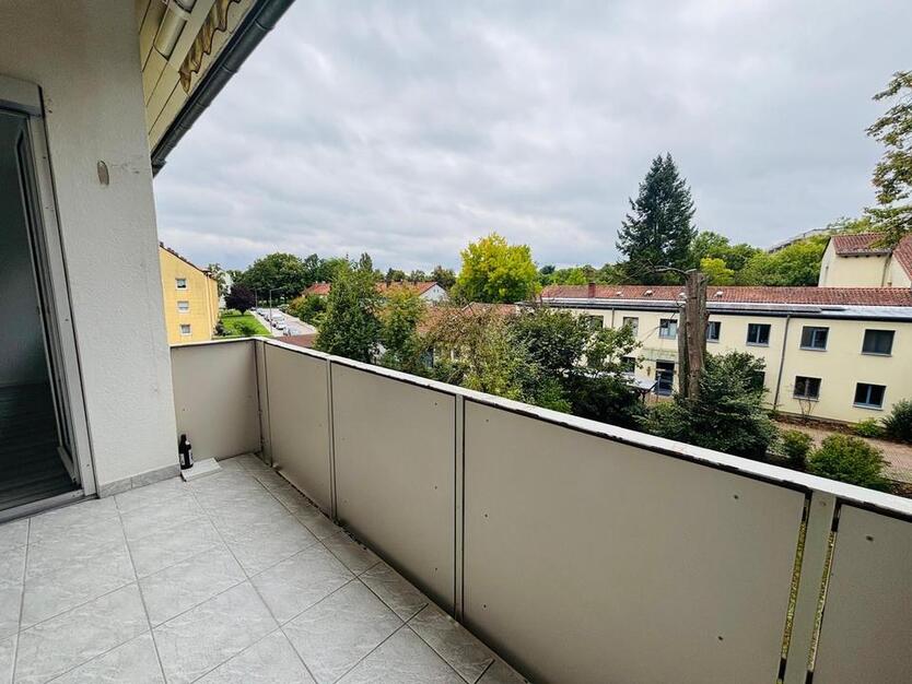 Erstbezug nach Renovierung - helle 2 Zimmer Wohnung mit Balkon
