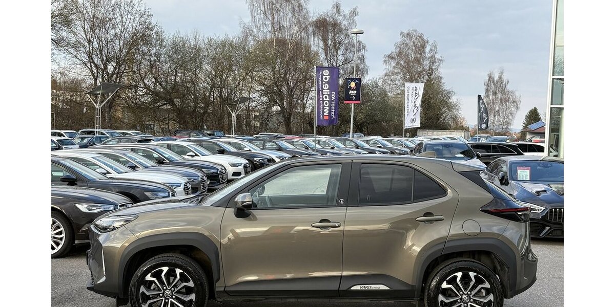 Toyota Yaris Cross TEAM D/Hybrid AWD-i KAMERA/NAVI/DAB 25.628 km 23.800 &euro; Villingen-Schwenningen 78054