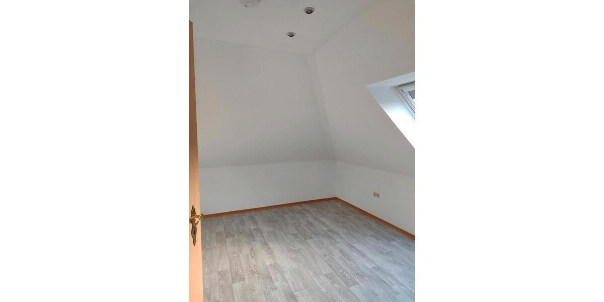 Ab sofort Dachgeschoss Wohnung in einem Bungalow zu vermieten 2 zimmer