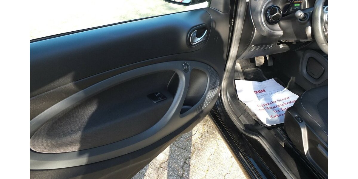 Smart ForTwo EQ PASSION NAVI KLIMAAUTOM SITZHEIZUNG 35.284 km 10.710 &euro; Köln 50858