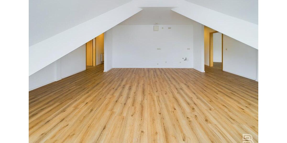 Helle Dachgeschosswohnung mit großen Balkon und tollem Ausblick 3 zimmer