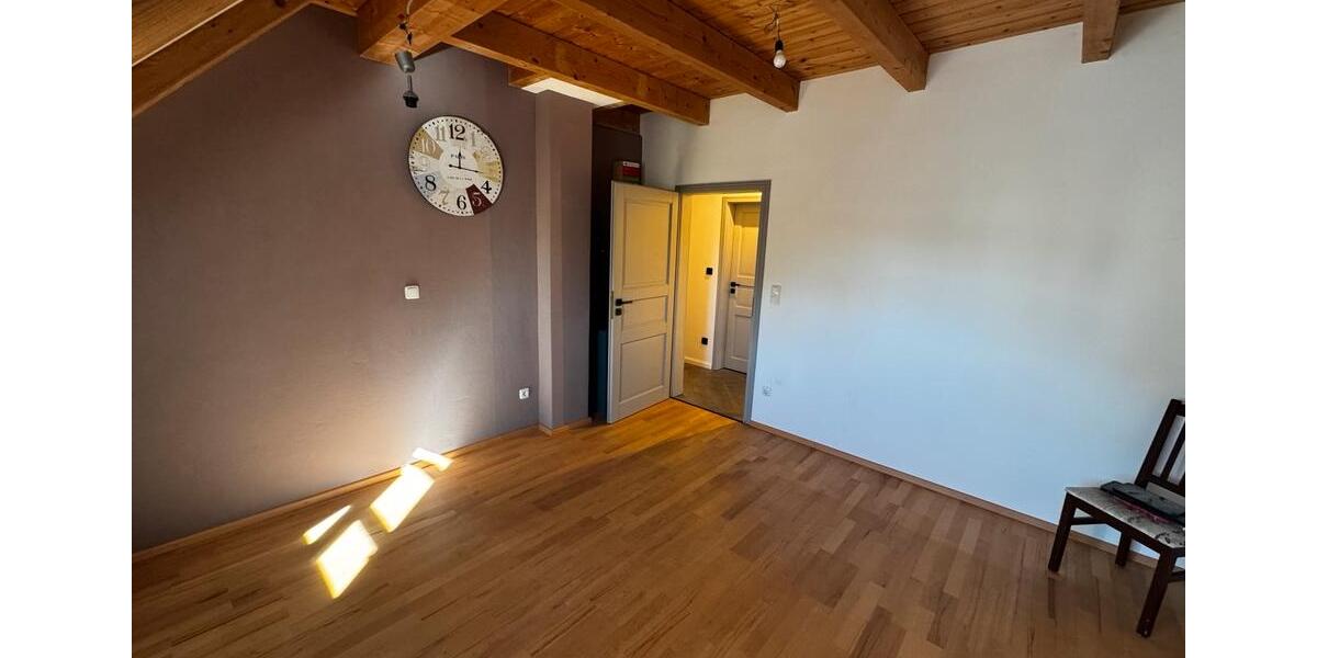 Dachgeschoßwohnung Stegaurach - 5 Zimmer, 180 m&sup2;, 2.300&euro; | Angebot:26288325