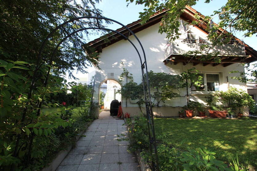 Wohnen, Arbeiten und Vermieten - vielseitiges Ensemble mit Wohnhaus, Werkhalle und Photovoltaik in Hüfingen!