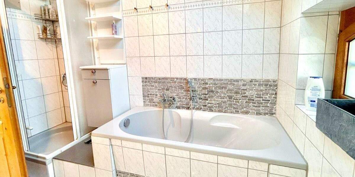 schönes, ruhiges und zentral gelegenes Einfamilienhaus mit zwei Garagen zu verkaufen 1 zimmer