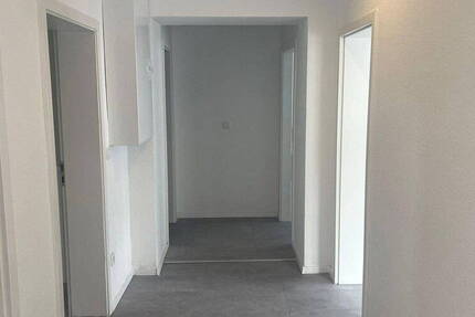 Frisch saniert! - Großzügige 3-Zimmer-Wohnung (PREIS PRO Zimmer)