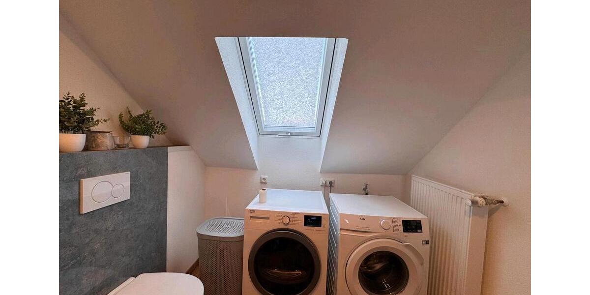 schöne Dachgeschoss Wohnung. 2 zimmer