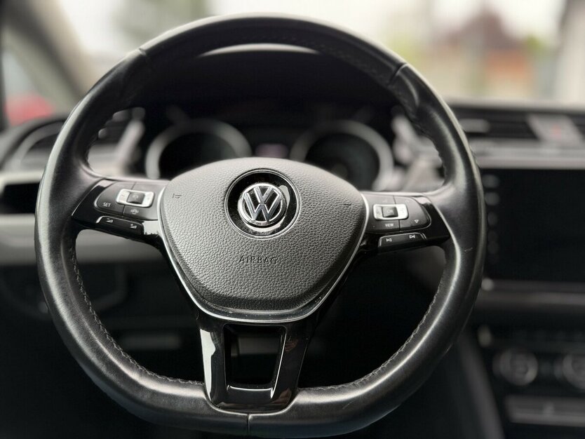 VW Touran 7 Sitze / Automatik / AHK / 1. Hd / Navi 110.000 km 24.490 € Mönchengladbach 41066