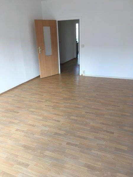 Die Einbauküche ist schon da. Nachmieter für 3-Zimmer-Wohnung mit Wanne und Balkon gesucht. 3 zimmer