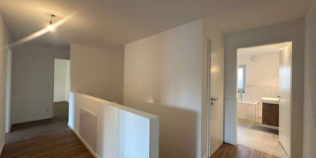 Den Traum der modernen Wohnung mit viel Platz und großem Garten zum neuen Jahr 6 zimmer