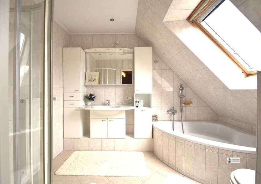 Großes modernisiertes EFH + EBK + Wintergarten + 3 Bäder mit 2 Stellplätzen vor dem Haus