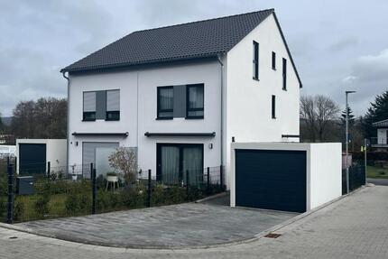 Haus Hofheim am Taunus - 6 Zimmer, 160 m&sup2;, 2.910&euro; | Angebot:25934028