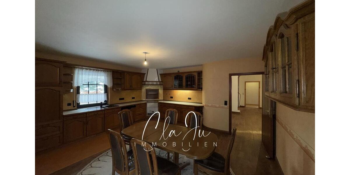 In Renovierung: Großzügige Erdgeschosswohnung mit Garten und Carport 4 zimmer