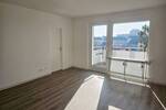 Alles FRISCH! Apartment + Balkon + Skyline-Blick, separate Küche, neues Bad, neuer Boden, Aufzug