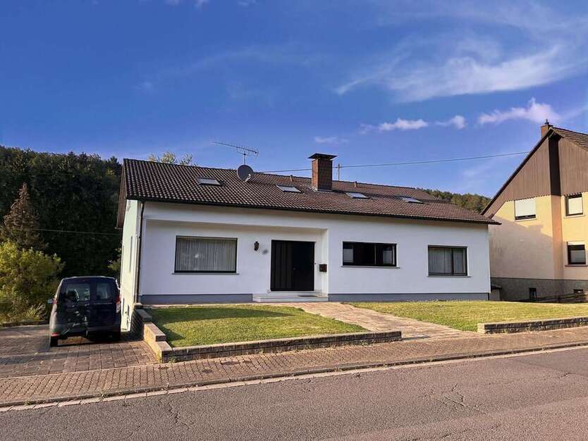 Haus zum Kaufen in Beckingen 320.000 € 215 m²