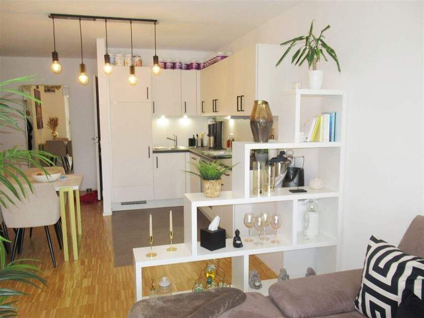 2 Zimmer Whg. Eignet sich für eine Einzelperson! Balkon, EBK, Parkett + Fußbodenheizung. 2 zimmer