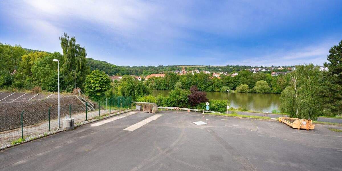 Lagerhalle mit LKW-Werkstatt und Bürogebäude zimmer