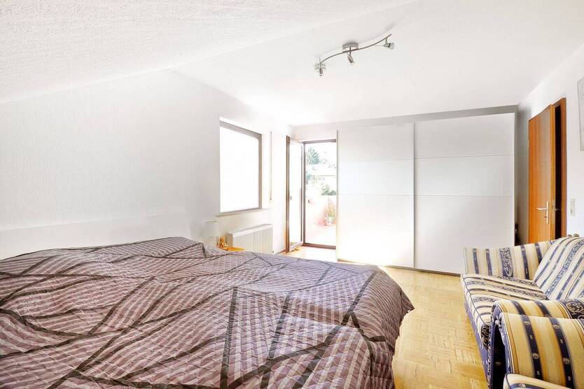 Sonnige 2-Zimmer-Wohnung mit Süd-Ost-Balkon und Garage in ruhiger Wohnlage von Neuenstadt am Kocher. 2 zimmer