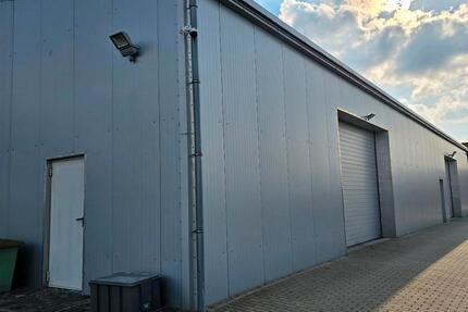 Halle zu vermieten – 150 m², ebenerdig befahrbar mit Tor zimmer