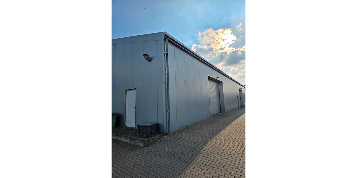 Halle zu vermieten – 150 m², ebenerdig befahrbar mit Tor zimmer