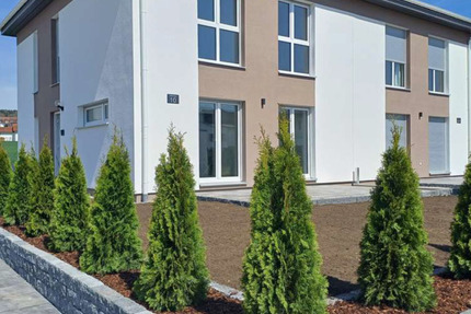 Moderne 4,5 Zimmer DHH mit EBK, Terrasse, Garten + Garage 4.5 zimmer