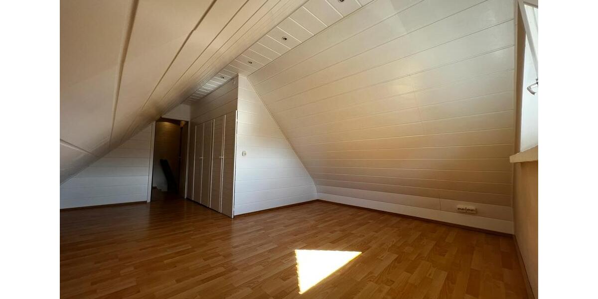 Dachgeschoßwohnung Geldern - 3 Zimmer, 103 m&sup2;, 850&euro; | Angebot:25027001