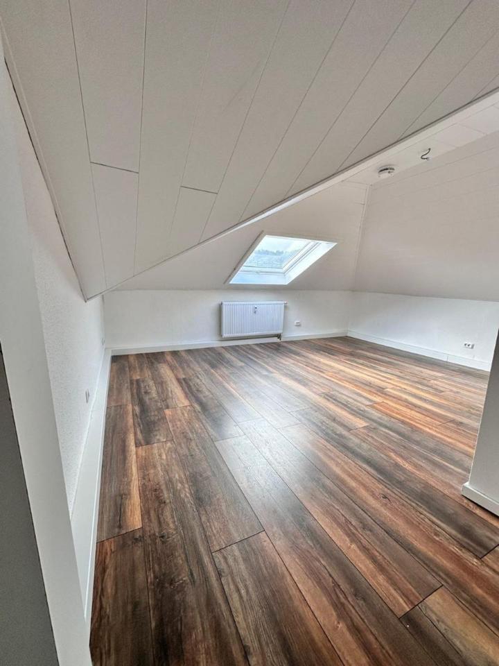 zentrumsnahe 3,5 Zimmer Wohnung mit Einbauküche, Blick über Friedrichroda, Stellplatz, Gartenanteil und Keller