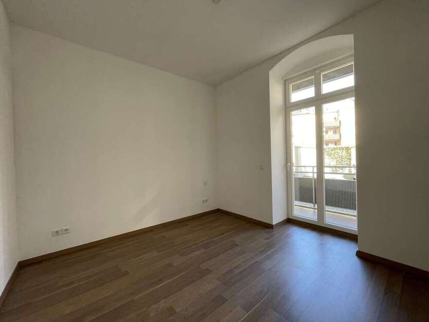 mit 360° Rundgang! Sanierte 2 Zimmer mit Balkon + großer Küche am Brühl!