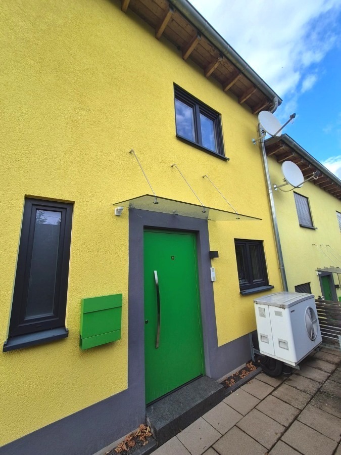 Zeitgemäße DHH mit Pultdach, Wärmepumpe & Terrasse – Attraktive Anlagechance in Wartenberg-Rohrbach