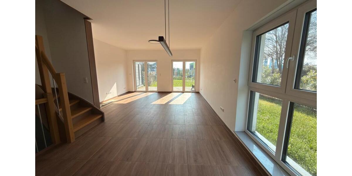 Reihenhaus Wiesbaden Mainz-Kastel - 5 Zimmer, 145 m&sup2;, 2.900&euro; | Angebot:25863167