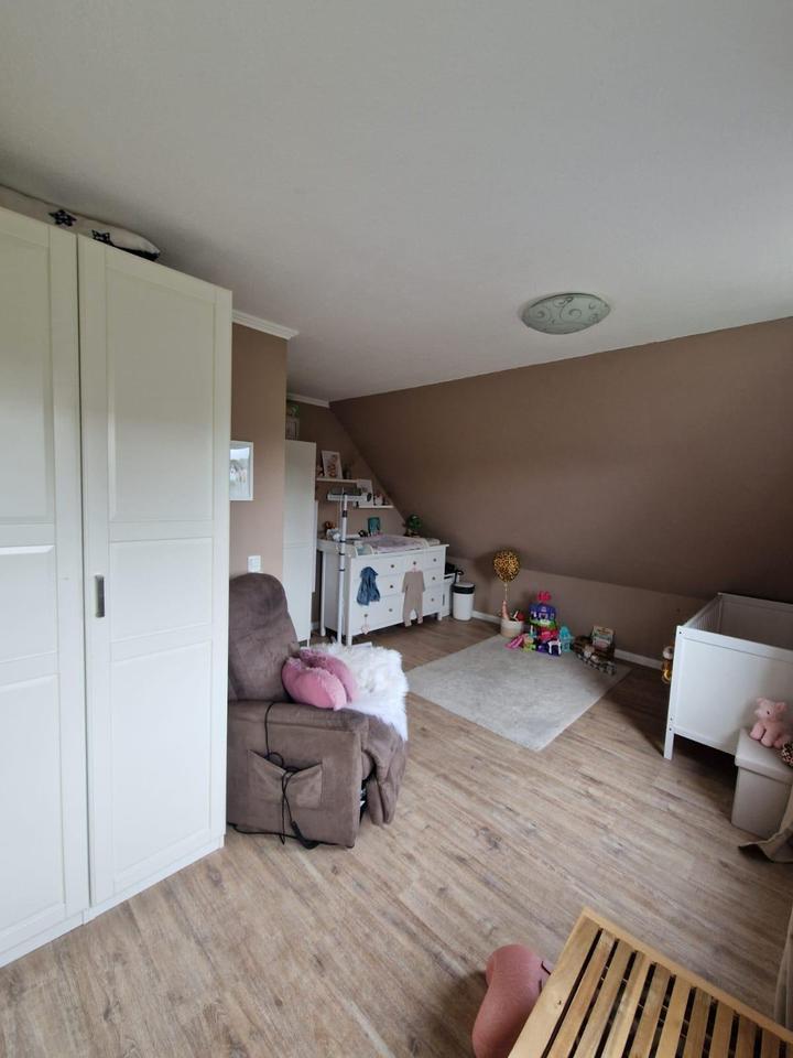 Einfamilienhaus (150 m² Wfl., 369 m² Grdst., 4 Zi., 2 Bäder)