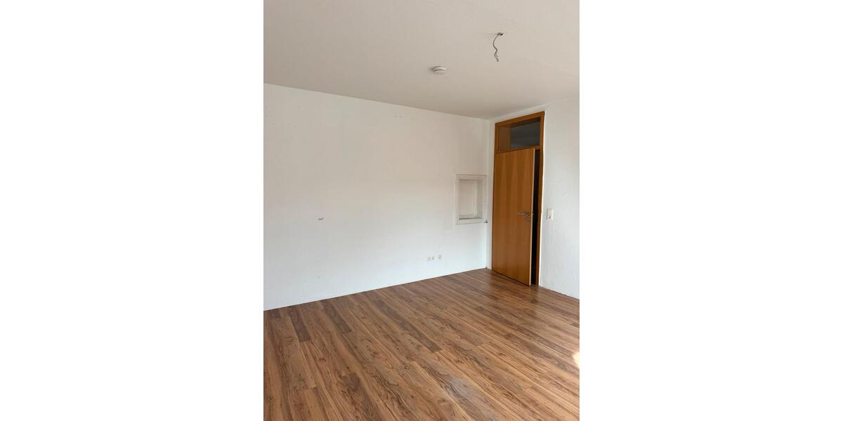 Etagenwohnung Wilhelmshaven - 5 Zimmer, 165 m&sup2;, 315&euro; | Angebot:25964851