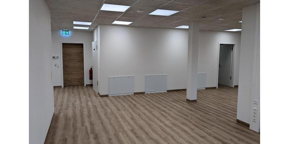 Neu - €8qm - 4 x 275qm oder 1.100qm, Tiefgarage mit 19x E-Ladestationen, Aufzug, Klimatisiert zimmer