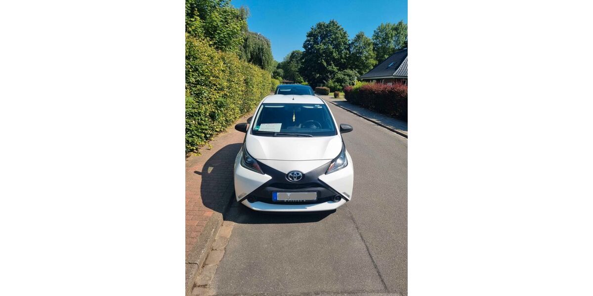 Toyota Aygo (X) 33.580 km 8.300 &euro; Glückstadt 25348