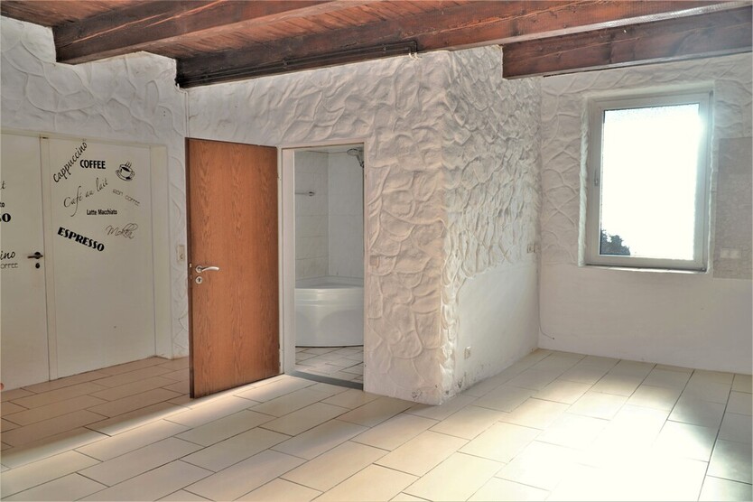 Gemütliches Einfamilienhaus mit Kamin, Doppelgarage und Erweiterungspotenzial 4 zimmer