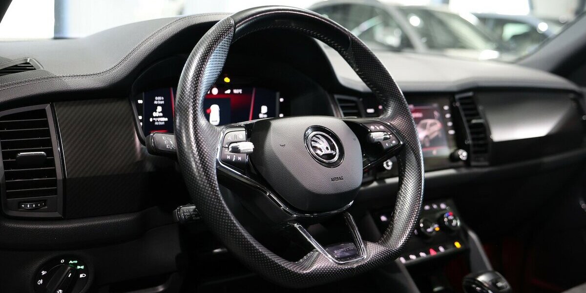 Skoda Kodiaq 1.5 TSI DSG SPORTLINE BLACK-PLUS PANORAMA 144.000 km 27.991 &euro; Hamm 59077