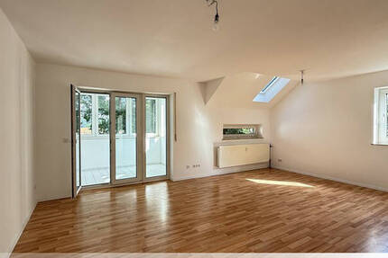 Helle 2-Zimmer-Wohnung mit Wintergartenbalkon und Außenstellplatz in Rückersdorf