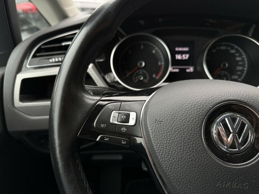 VW Touran 7-Sitze/Discover Pro/ACC/AHK/Automatik 110.000 km 24.490 € Mönchengladbach 41066