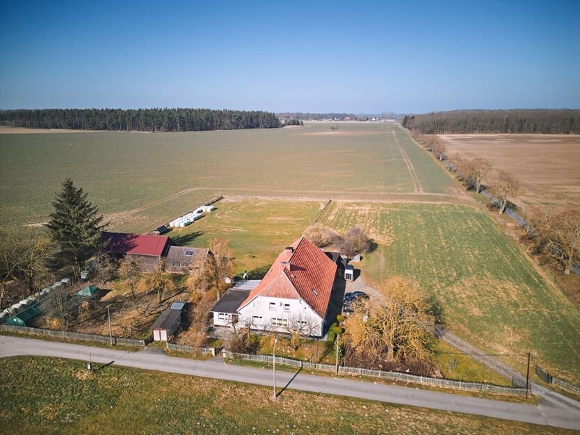 Renovierter Resthof mit Pferdeboxen, kleinen Stallungen und freiem Feld- und Wiesenblick!
