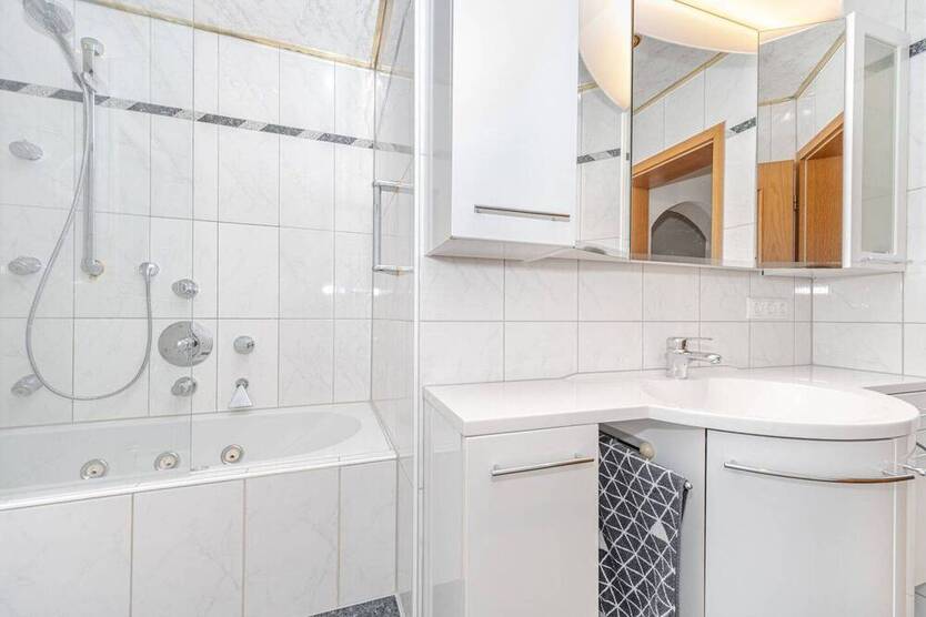 Großzügige und sehr gepflegte 4-Zimmer-Wohnung mit 2 Balkonen und Einbauküche.